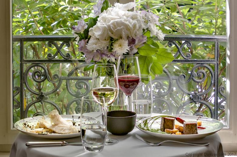 Hôtel Particulier Montmartre Un brunch accompagné de vin ou de champagne aux allures champêtres.